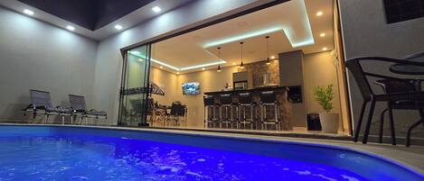 Piscina coperta, una piscina riscaldata