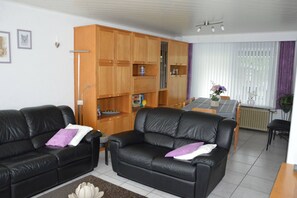 Ferienhaus, 3 Schlafzimmer, Terrasse | Wohnzimmer | Bücher