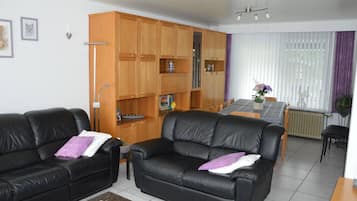 House, 3 Bedrooms, Terrace | Living room | Books