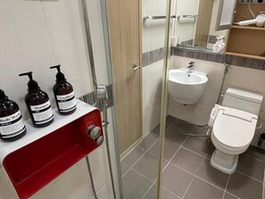 Een douche, een haardroger, handdoeken, zeep