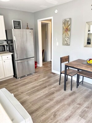 Oven, stovetop, dishwasher, cookware/dishes/utensils