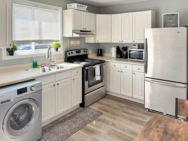 Oven, stovetop, dishwasher, cookware/dishes/utensils