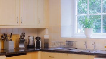 Dishwasher, cookware/dishes/utensils