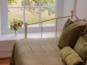 2 عدّة غرف نوم وبديكورات فريدة لكل غرفة وطراز فريد لكل وحدة