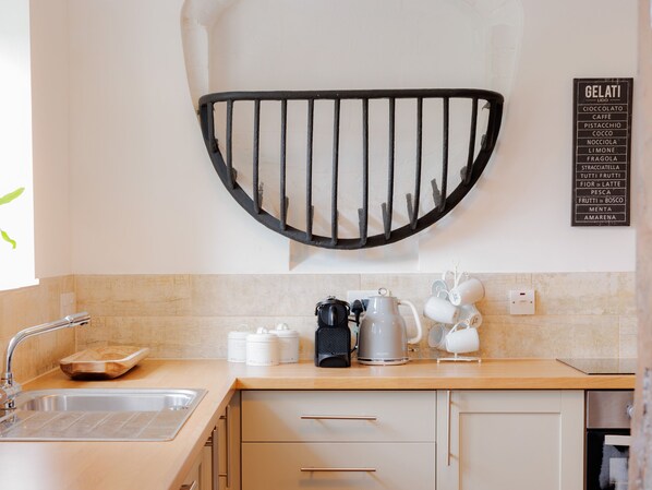 Dishwasher, cookware/dishes/utensils - Stable Cottage (Bridgnorth)