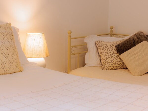 2 quartos, individualmente decorados, individualmente mobiliados