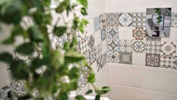 Douche, sĂšche-cheveux, peignoirs, serviettes fournies