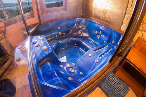Private Jaccuzzi Suite