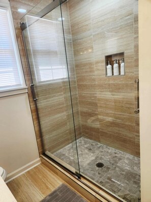 Dusj, hårføner, håndklær og såpe