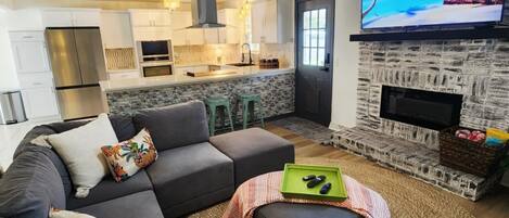 Smart-TV, Videospiele, Tischfußball, Tischtennisplatte