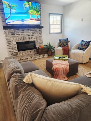 Smart TV, videojuegos, futbolito y tenis de mesa 