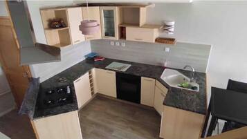 Een koelkast, een microgolfoven, een oven, een kookplaat