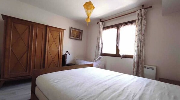 2 bedrooms, iron/ironing board, travel crib, free WiFi