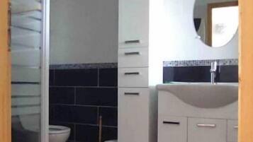 Een douche, een haardroger, handdoeken, toiletpapier