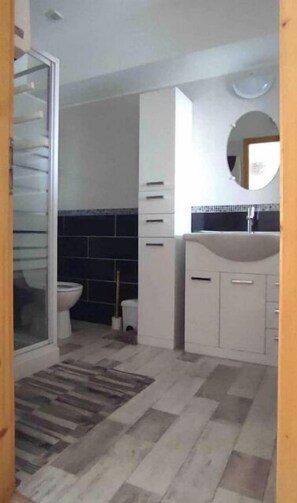 Een douche, een haardroger, handdoeken, toiletpapier