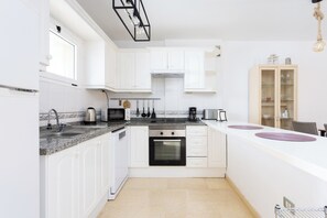 Micro-ondes, four, plaque de cuisson, lave-vaisselle