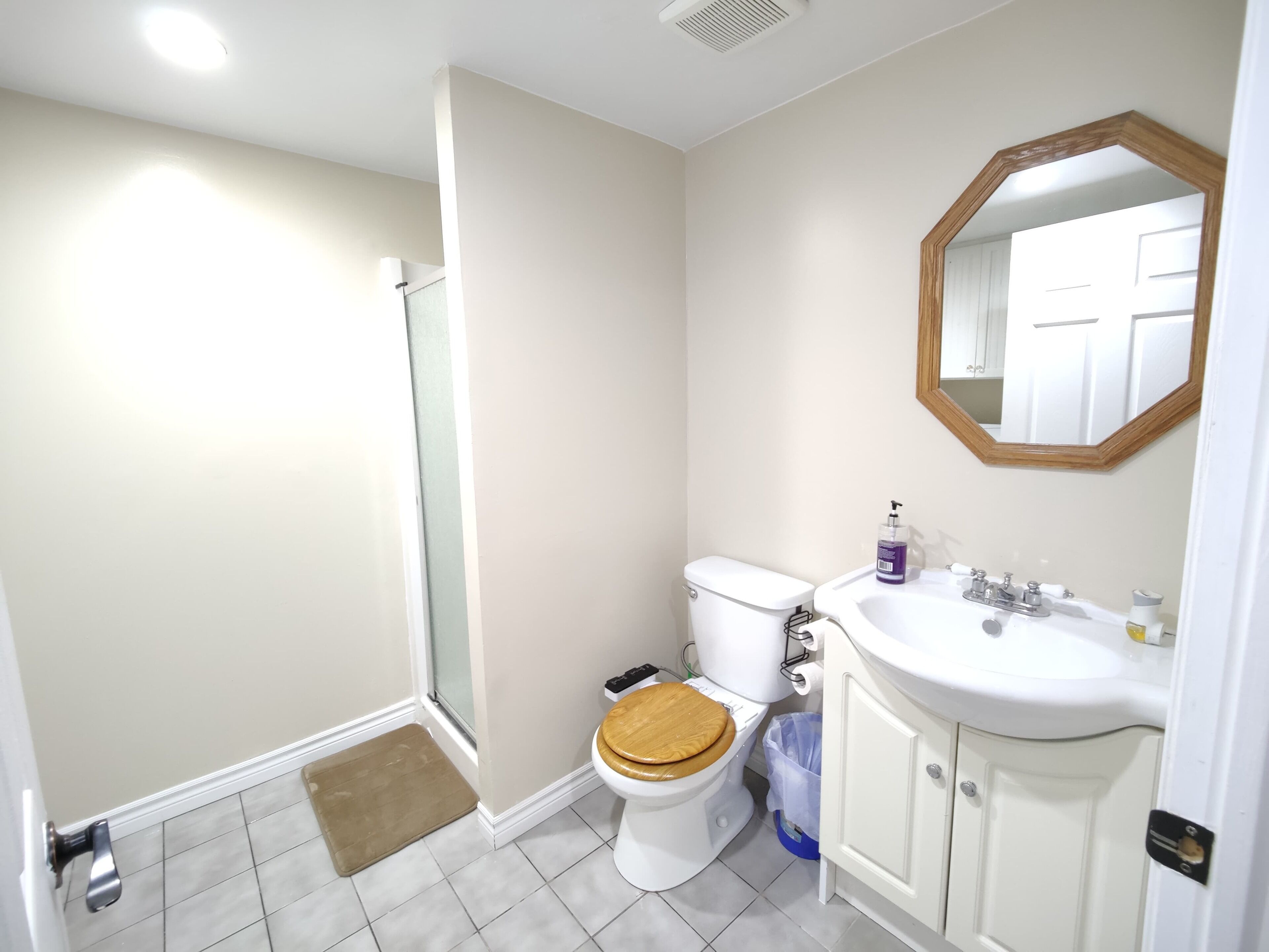 Ducha, bidet, toallas, jabón