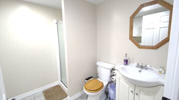 Ducha, bidet, toallas, jabón