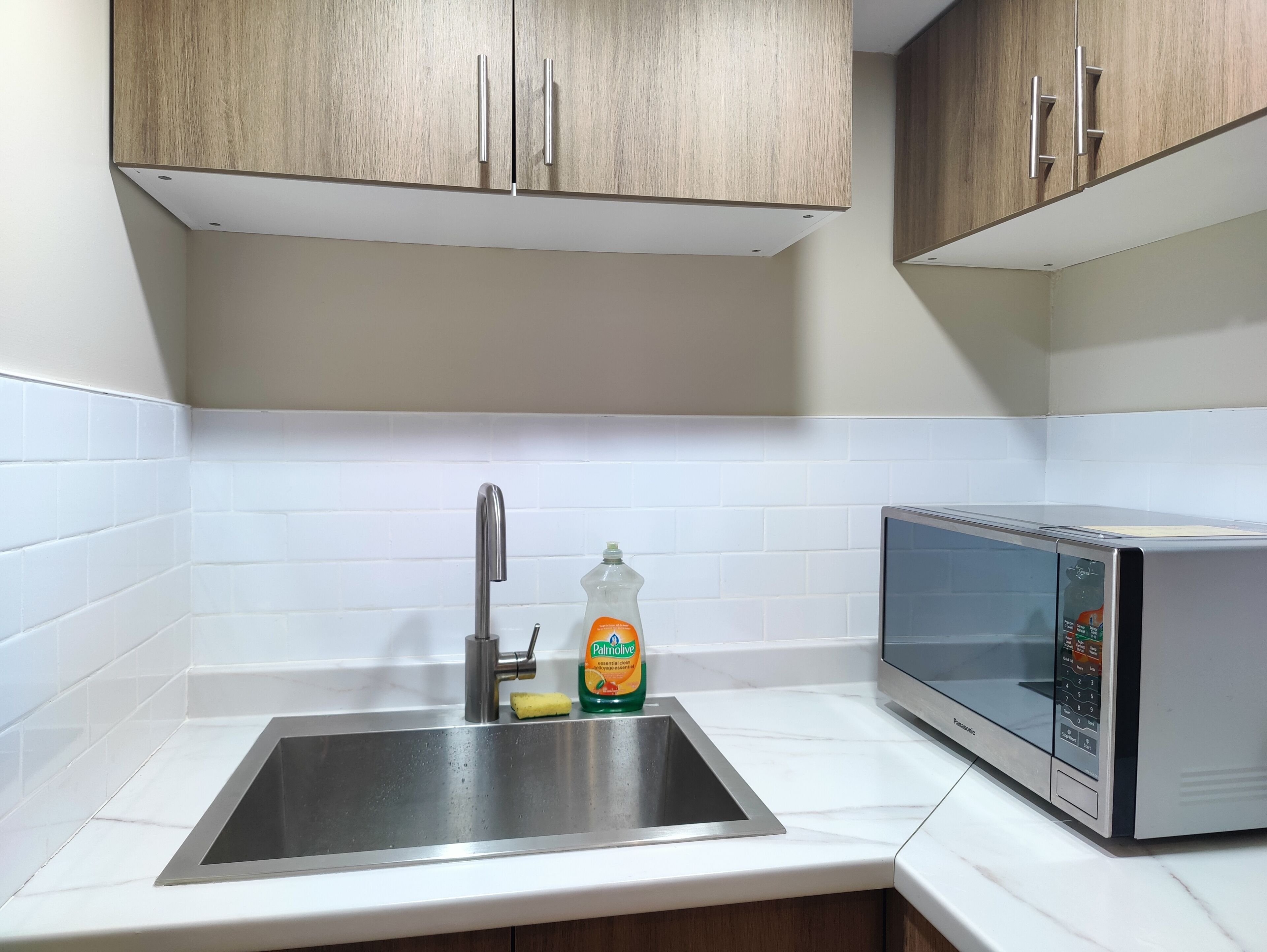 Refrigerador, microondas, utensilios de cocina y toallas de papel 