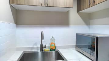 Refrigerador, microondas, utensilios de cocina y toallas de papel