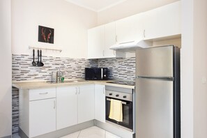 Microwave, oven, stovetop, coffee/tea maker