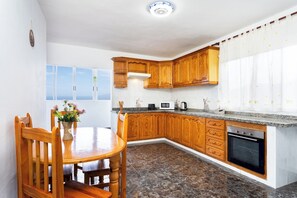 Micro-ondes, four, plaque de cuisson, cafetière/bouilloire