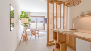 Eine moderne Küche mit Holzschränken, einer integrierten Spüle und einem großen Fenster.