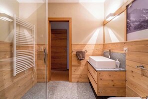 Douche, sèche-cheveux, serviettes fournies, savon