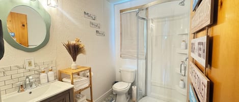 Douche, séchoir à cheveux, serviettes fournies, savon