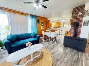 Smart TV, books - The White Pine Cottage on the Cabot Trail (Englishtown)