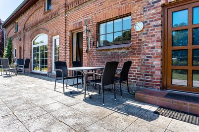 Holiday Apartment 'Kranichnest' with Private Terrace, Private Garden and Wi-Fi