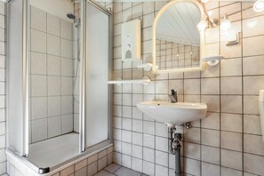 Dusche, kostenlose Toilettenartikel, Haartrockner, Handtücher