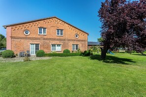 Exterior - Holiday Apartment 'Kranichblick' with Private Garden, Balcony and Wi-Fi (Lüdershagen)