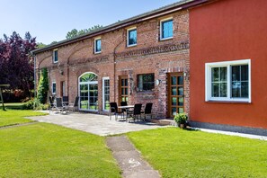 Outdoor dining - Holiday Apartment 'Kranichblick' with Private Garden, Balcony and Wi-Fi (Lüdershagen)