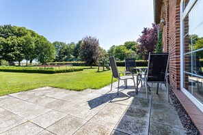 Outdoor dining - Holiday Apartment 'Kranichblick' with Private Garden, Balcony and Wi-Fi (Lüdershagen)