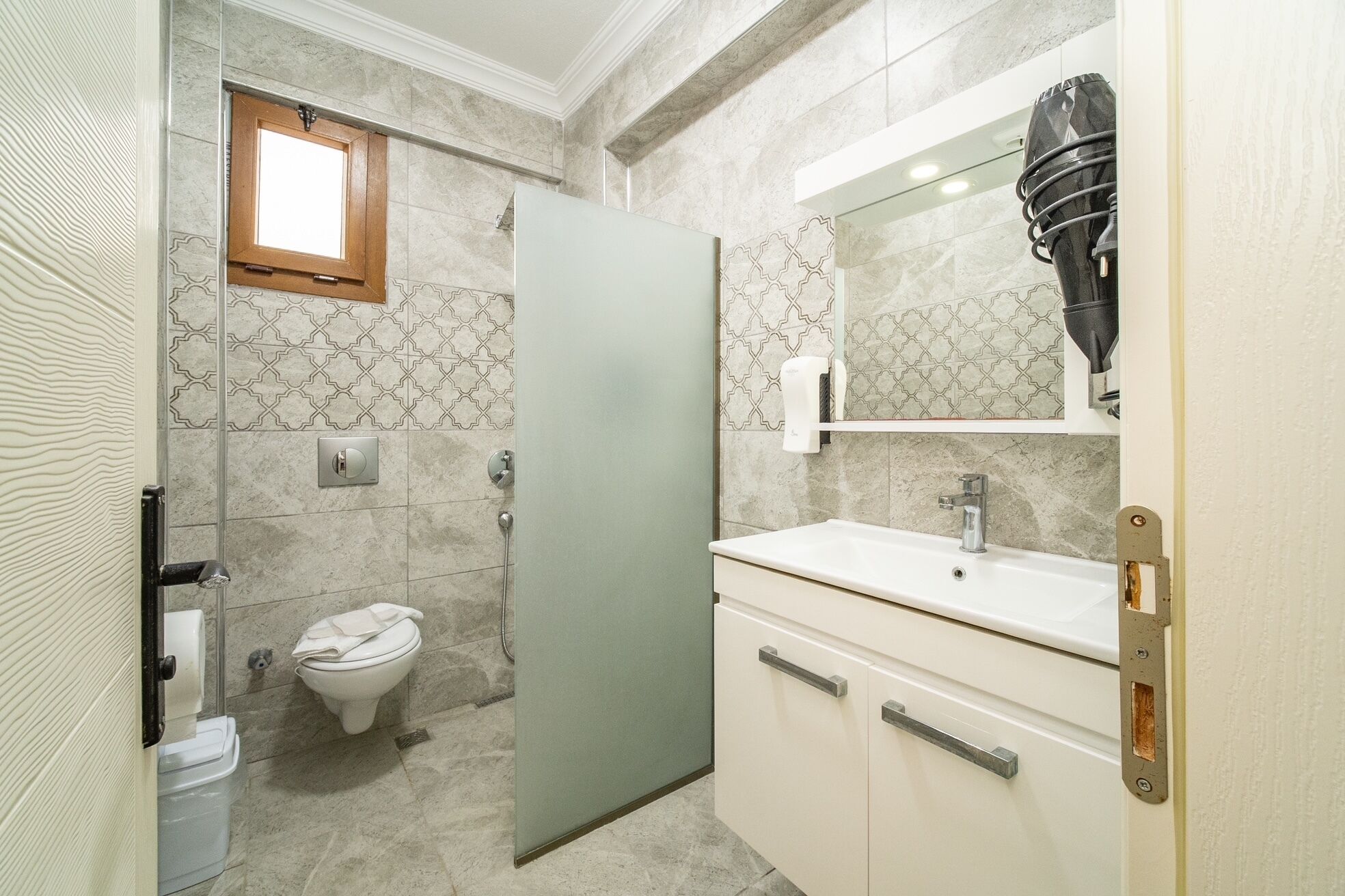 Habitación doble | Baño | Regadera, secadora de cabello, toallas, jabón 