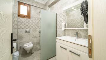 Habitación doble | Baño | Regadera, secadora de cabello, toallas, jabón