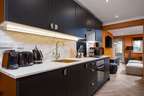 Een koelkast, een microgolfoven, een oven, een kookplaat