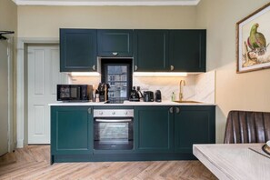 Fridge, microwave, oven, stovetop - The Schiehallion Studio at Munro Guest House (Stirling)