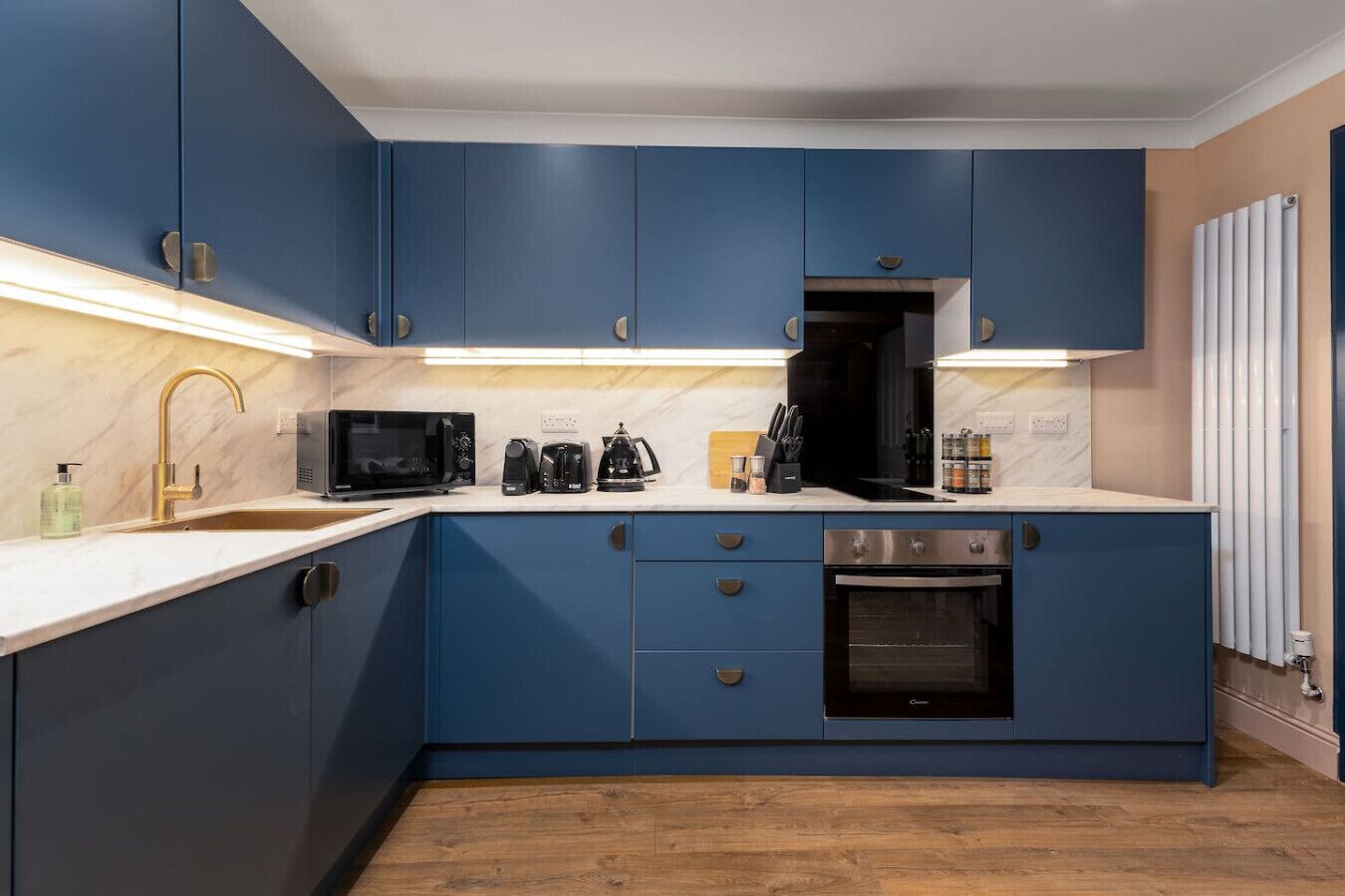 Refrigerador, microondas, horno, placa de cocina