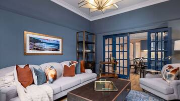 Een televisie en een open haard