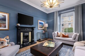 TV, fireplace - The Macdui Master Suite at Munro Guest House (Stirling)