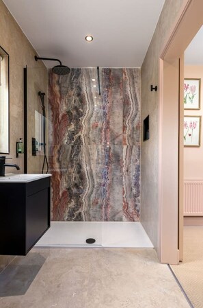 Hair dryer, towels - The Macdui Master Suite at Munro Guest House (Stirling)