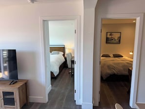 2 bedrooms, desk, iron/ironing board, WiFi