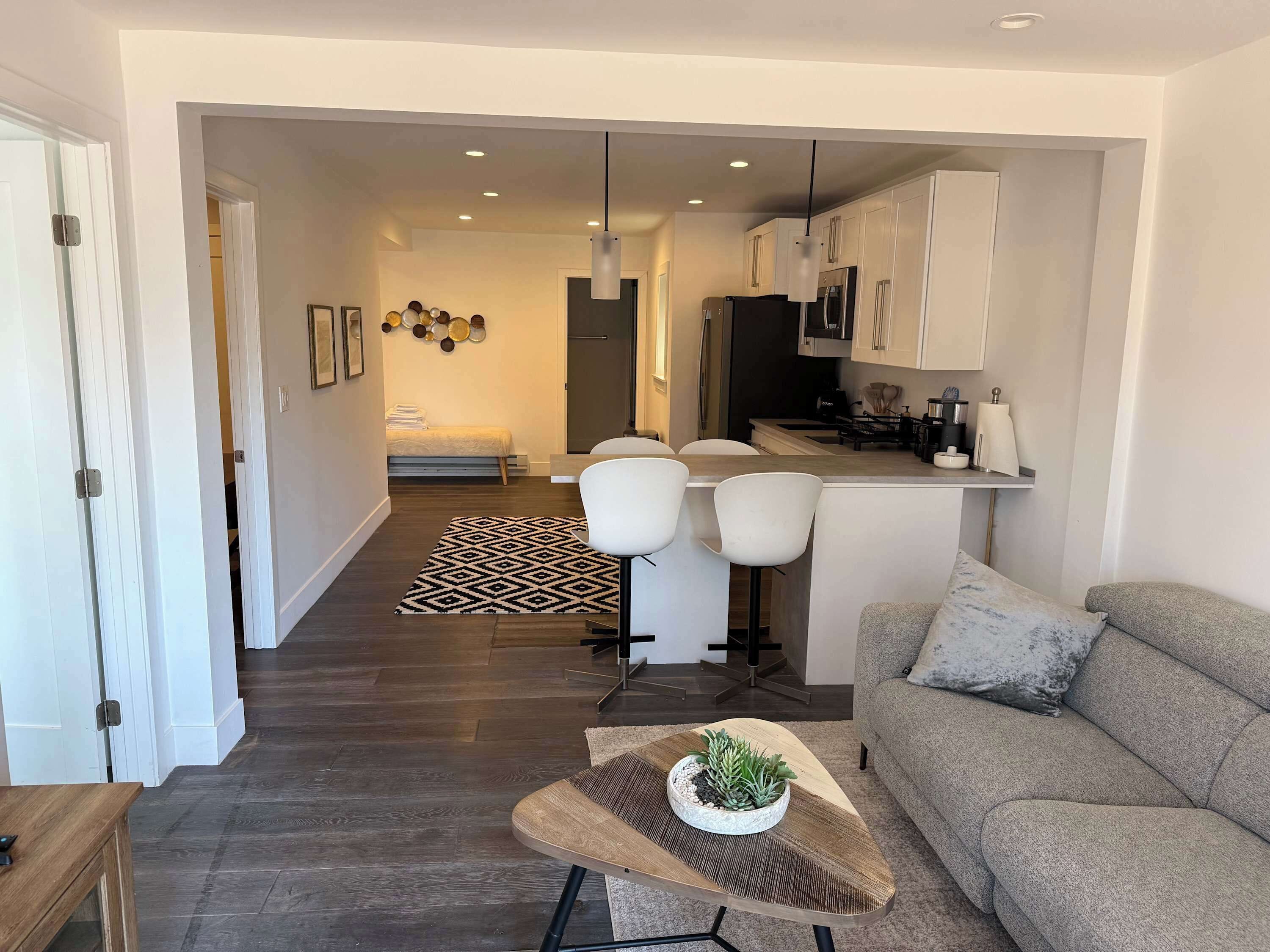 TV, peis og kontorer