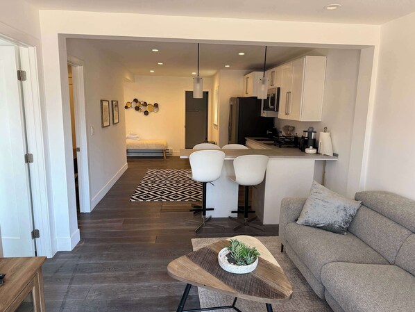 Una televisión, una chimenea, una oficina