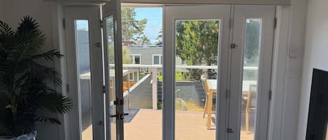 Een televisie, een open haard en een kantoor