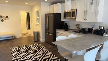 Frigorifero, microonde, forno, piano cottura