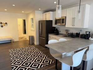 Frigorífico, microondas, horno y placa de cocina