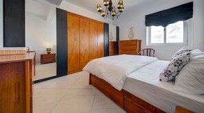 2 slaapkamers, een bureau, een strijkplank/strijkijzer, wifi